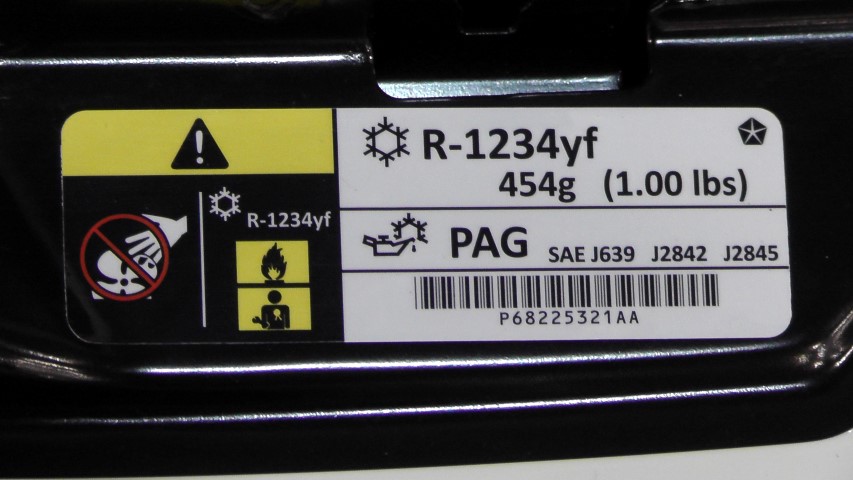 eticheta de identificare de sub capota aer conditionay la un Fiat r-1234yf 454 gr