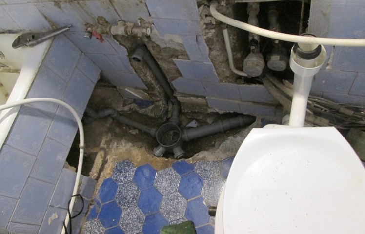 conducte din pexal de alimentare cu apa rece trase prin baie se impiedicau de ele ,wc-ul turnau apa cu galeata (Small).JPG
