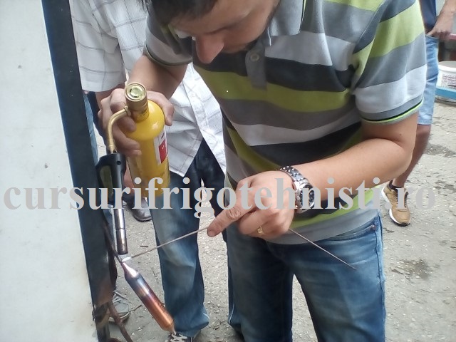 Gabriel la practica frigotehnisti foloseste mapp gazul sa repare primul frigider
