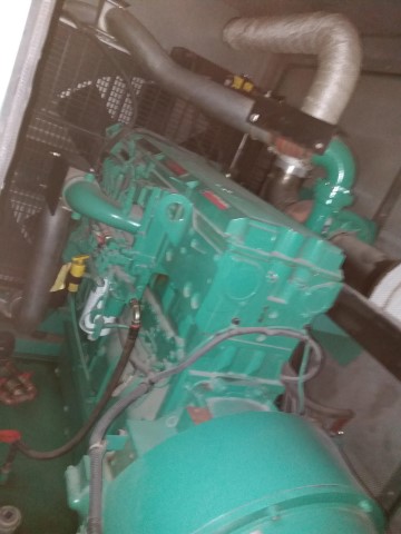generator trifazic U=400V actionat de motor termic diesel curentul I=600A