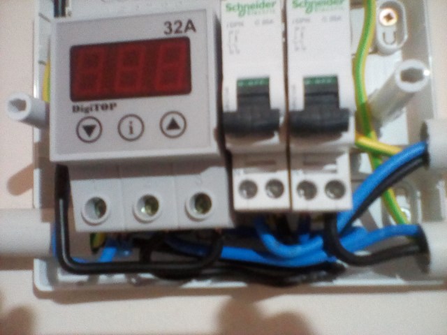 tabloul electric de P=5KW are si voltmetru electronic