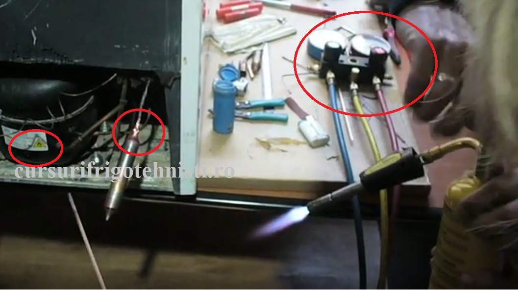 Am marcat simbolul de pe compresor care indica tipul freonului , am incercuit argintarea filtrului in condensator , pe masa bateria de manometre
