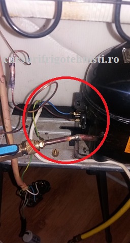 compresorul este legat la bateria de manometre R600A