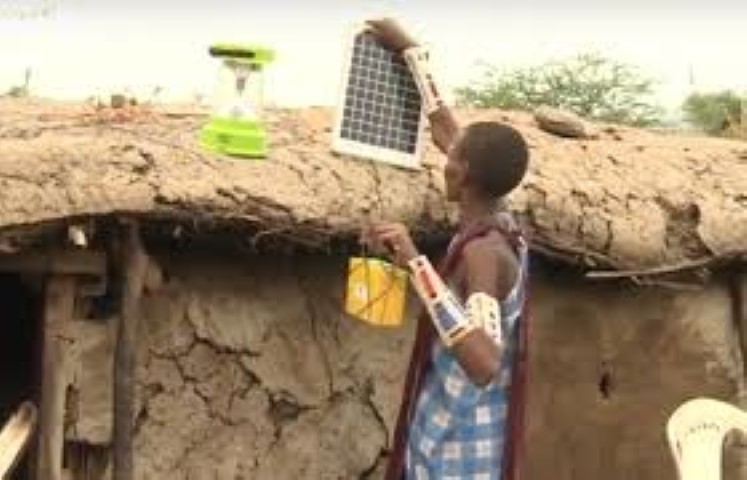 femeile monteaza la altii sistemele fotovoltaice .jpg