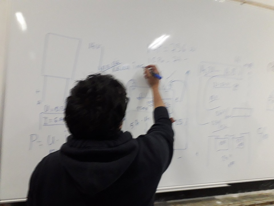 Gabriel la tabla calculeaza curentul electric cu legea lui Ohm