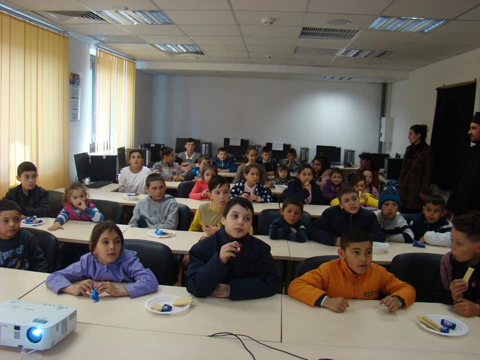 Copii Parintelui Marcel au calculatoare.jpg