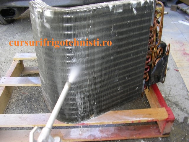 Spalare condensator cu solutii speciale